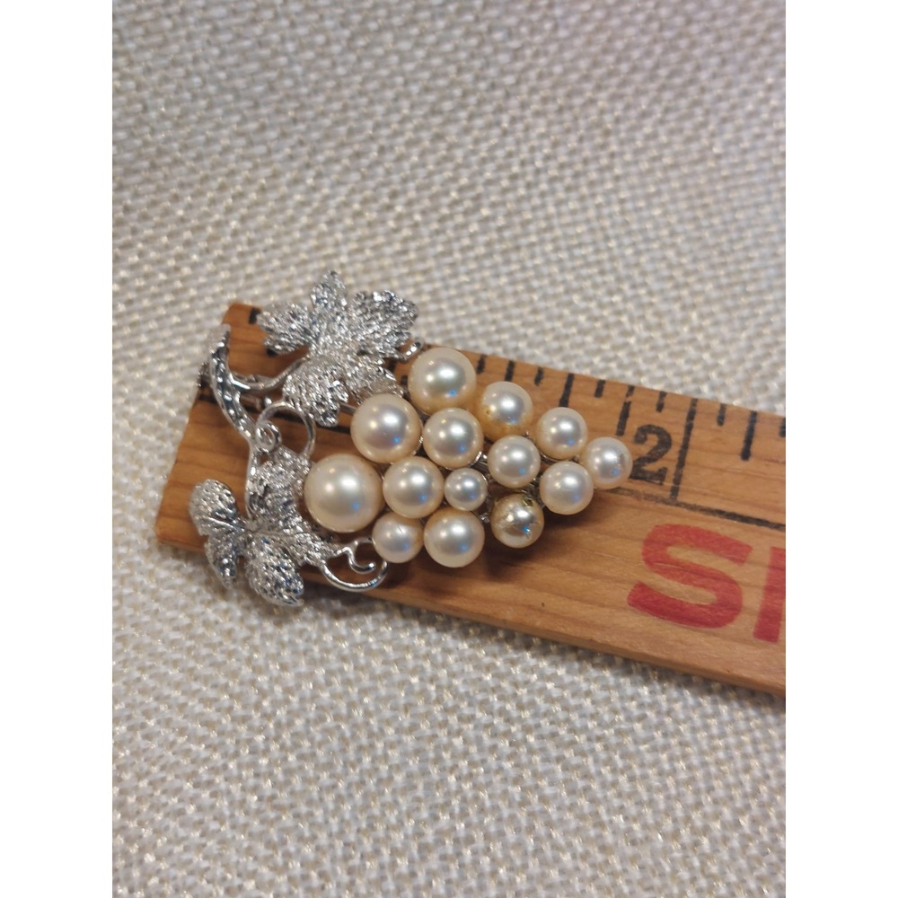 Brooch Faux Pearl Grape Cluster Silver Tone Leaf MCM Grandmillennial Vintage - Picture 6 of 8